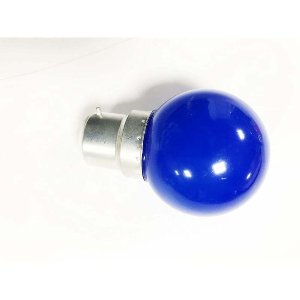 Eine blaue, kugelförmige Glühbirne mit silbernem Sockel liegt auf einer weißen Oberfläche. Die Birne ist glänzend und reflektiert Licht.