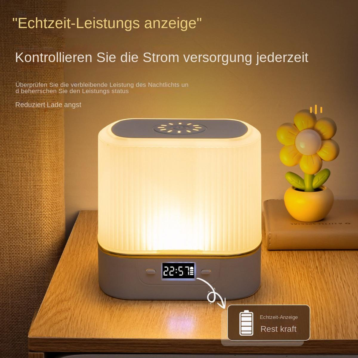 Ein Nachtlicht mit Digitalanzeige (22:57), Blumendekoration und einer Leistungsanzeige.