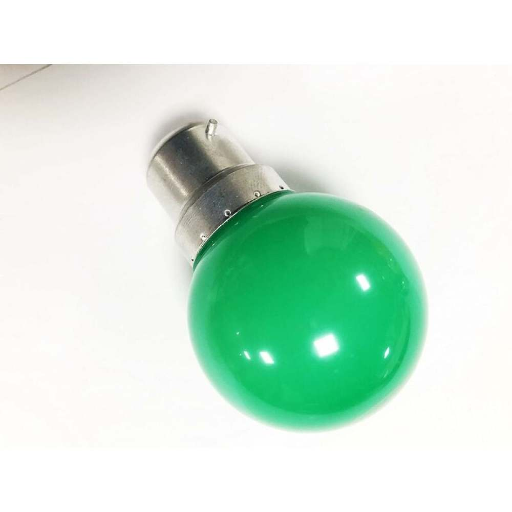 Eine grüne, runde Glühbirne mit silbernem Sockel liegt auf einer weißen Oberfläche. Die Birne reflektiert Licht.