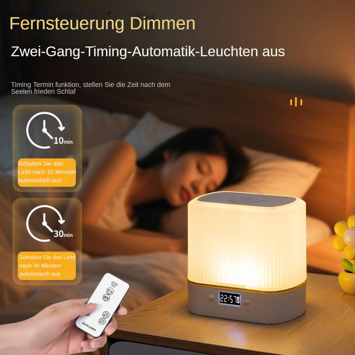 Eine Frau schläft neben einer Nachttischlampe. Eine Fernbedienung wird im Vordergrund gehalten. Die Lampe zeigt die Uhrzeit an.