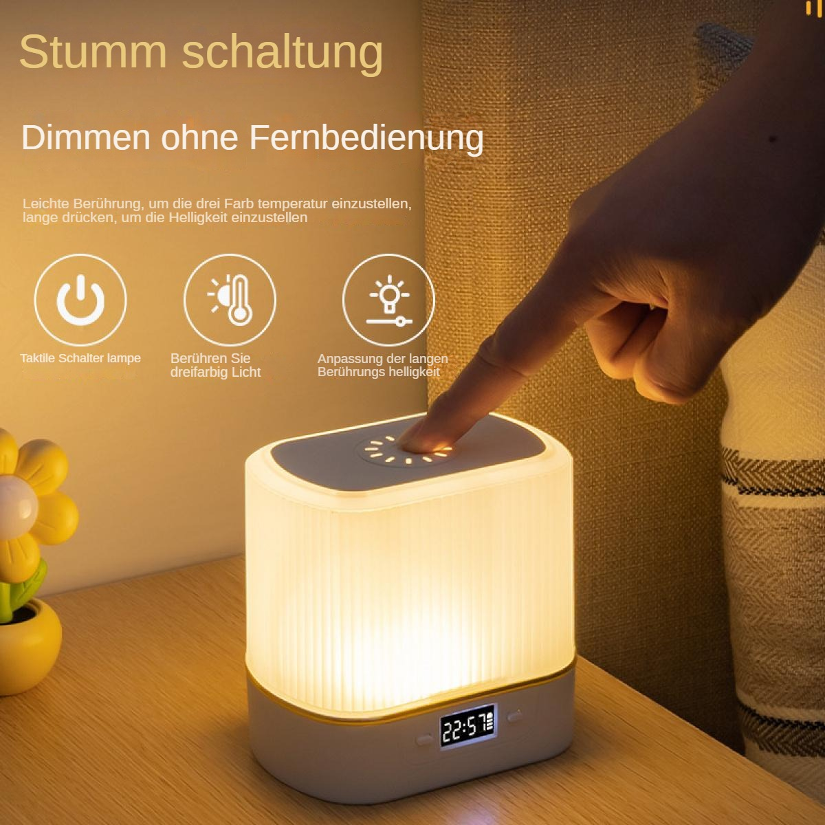 Eine Hand berührt eine leuchtende Lampe. Die Lampe hat eine Digitaluhr mit der Anzeige 22:57. Text auf Deutsch steht über der Lampe.