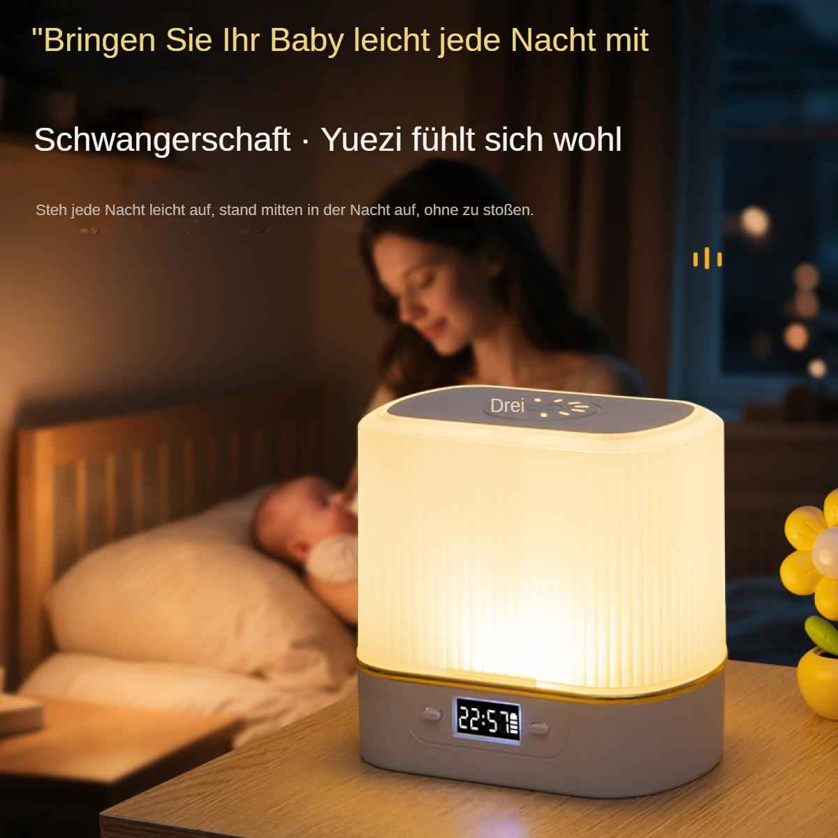 Eine leuchtende Nachttischlampe mit Digitaluhr steht auf einem Tisch. Im Hintergrund sind eine Frau und ein Baby verschwommen.