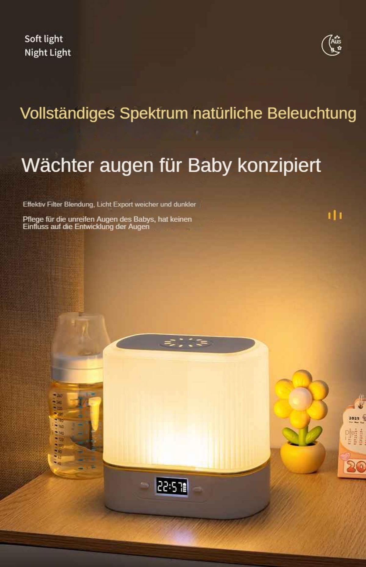 Ein Nachtlicht mit Digitaluhr, Babyflasche und Blumentopf stehen auf einem Holztisch. Das Licht ist an.