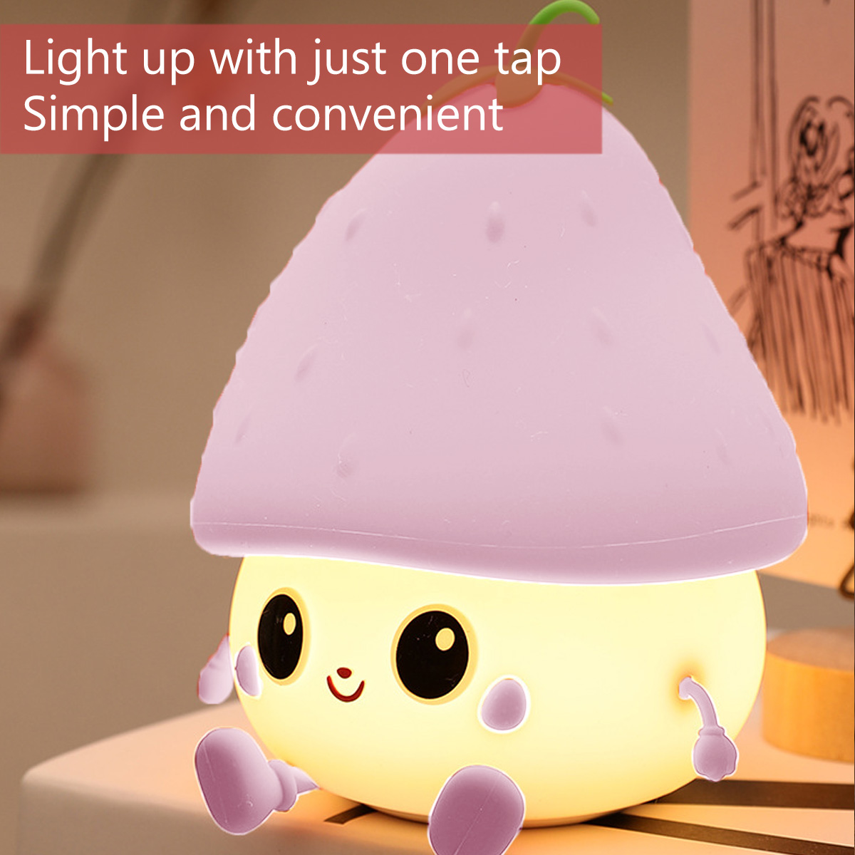 Eine pilzförmige Lampe mit lächelndem Gesicht. Sie hat eine rosa Kappe und einen gelben Körper mit kleinen Armen und Beinen. Sie leuchtet.