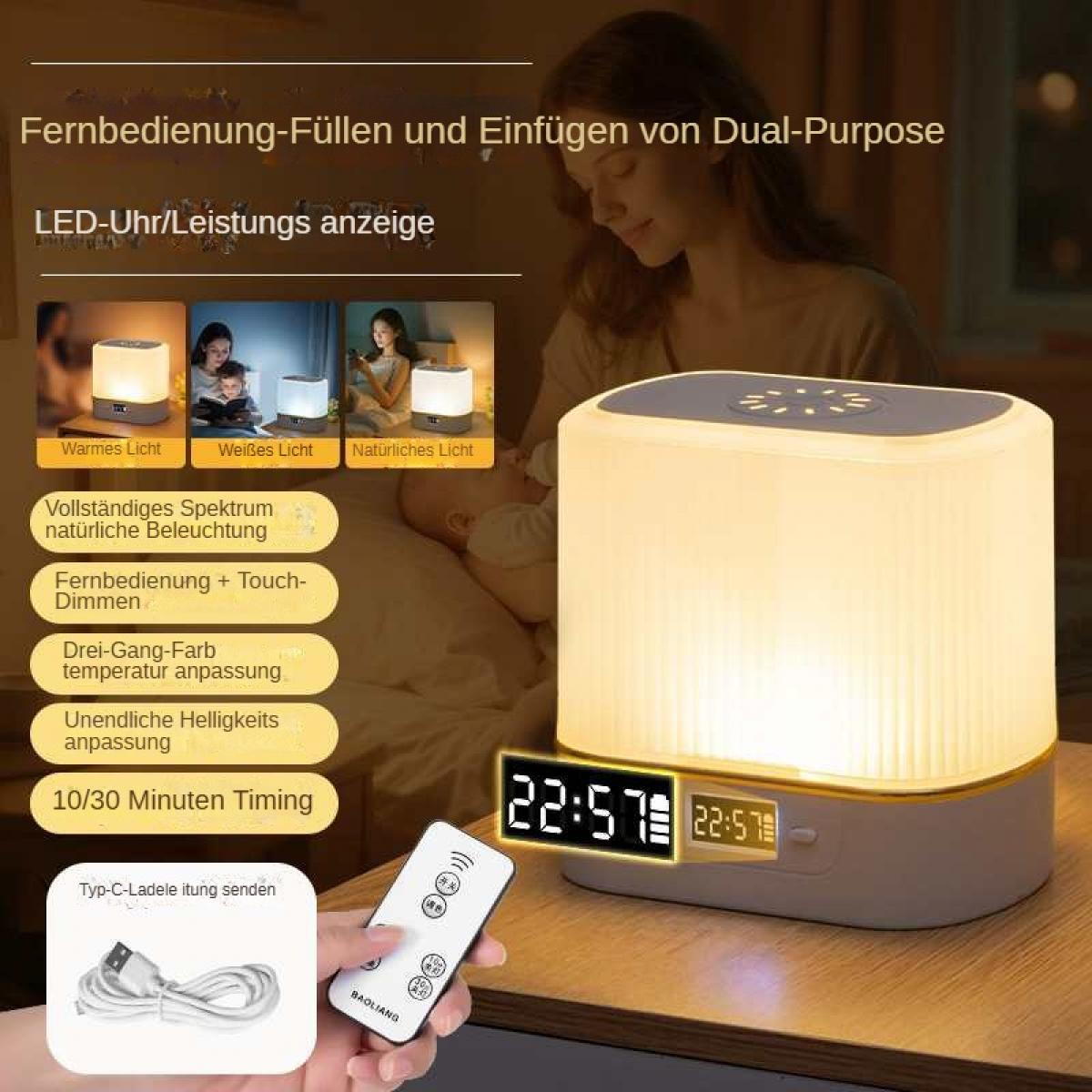 Ein Nachtlicht mit Digitaluhr zeigt 22:57 an. Eine Fernbedienung und ein Ladekabel befinden sich im Vordergrund. Eine Frau und ein Baby sind im Hintergrund.