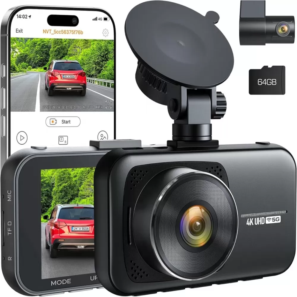 Eine Dashcam mit Bildschirm, der ein rotes Auto auf einer Straße zeigt, ein Smartphone-Bildschirm, der die Ansicht spiegelt, und eine 64GB Speicherkarte.