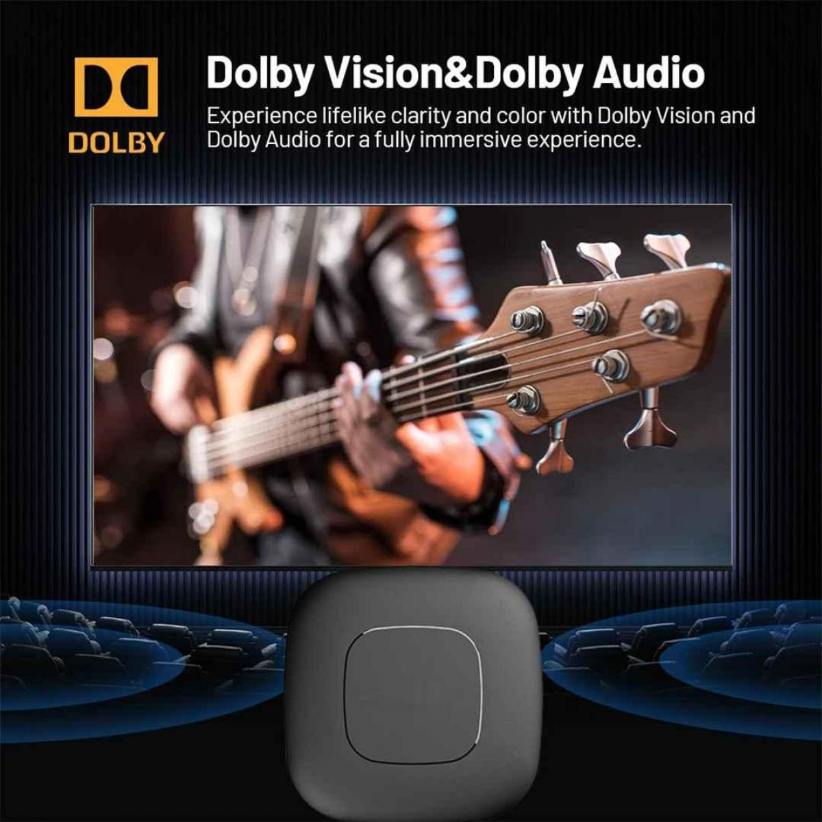 Ein Musiker spielt Bassgitarre. Dolby-Logo sichtbar. Werbung für Dolby Vision und Dolby Audio für ein immersives Erlebnis.
