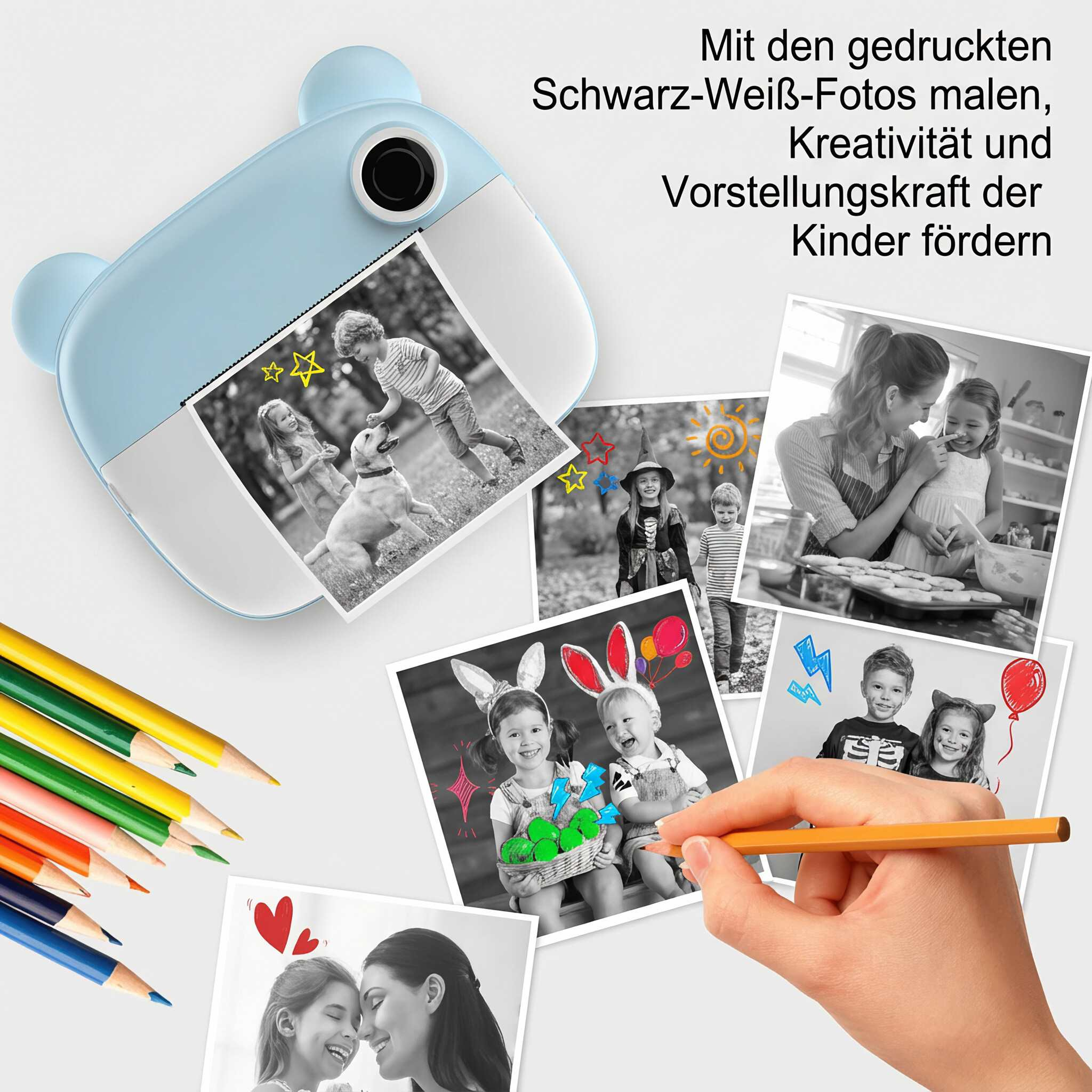 Eine blaue, bärenförmige Sofortbildkamera. Fotos sind mit bunten Zeichnungen versehen. Buntstifte sind im Vordergrund.