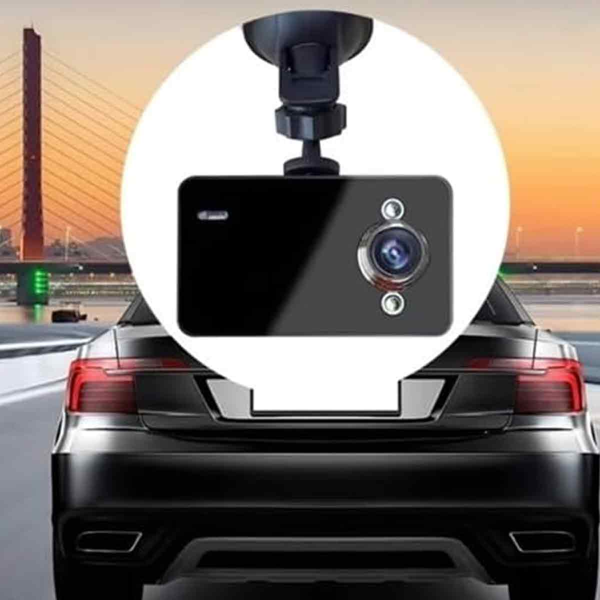 Das Heck eines schwarzen Autos mit einer am Windschutzscheibe montierten Dashcam. Im Hintergrund ist eine Brücke zu sehen.