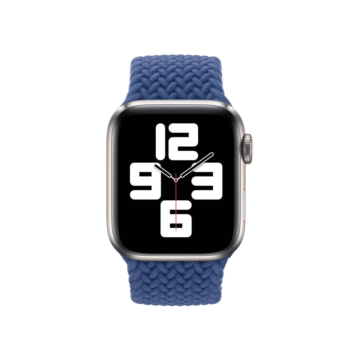 Apple Watch met een blauwe gevlochten solo loop. De wijzerplaat toont de tijd. Zilveren horlogekast. Witte achtergrond.
