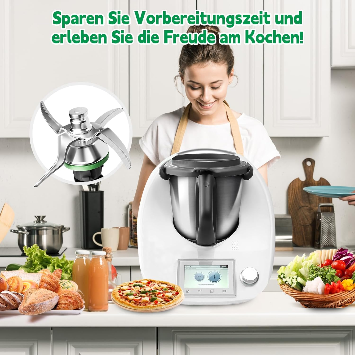 Eine Frau lächelt neben einem weißen Küchengerät. Pizza, Brot und Gemüse liegen auf der Theke. Eine Klinge ist links oben.