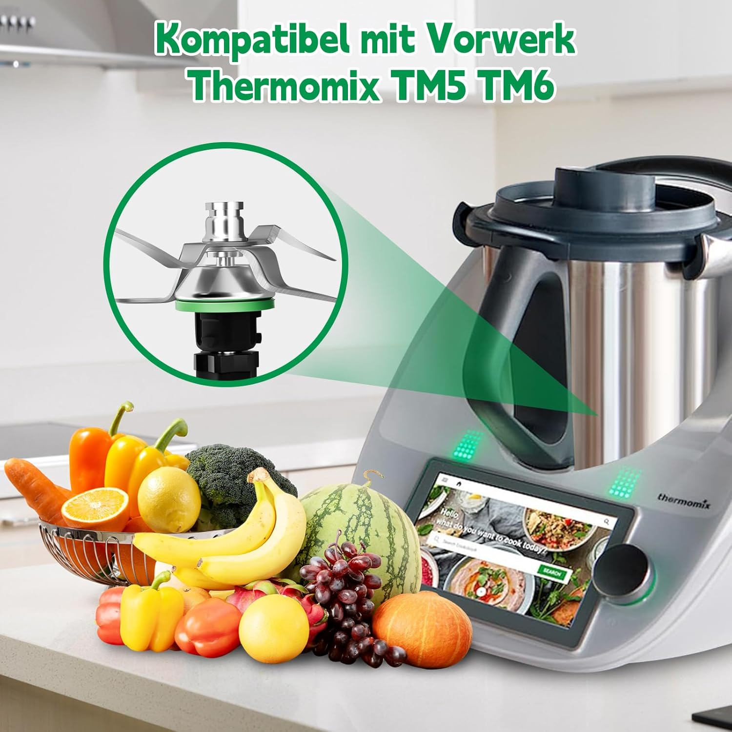Thermomix-Küchenmaschine mit Gemüse und Obst. Eine Nahaufnahme zeigt die Klinge und den Bildschirm.