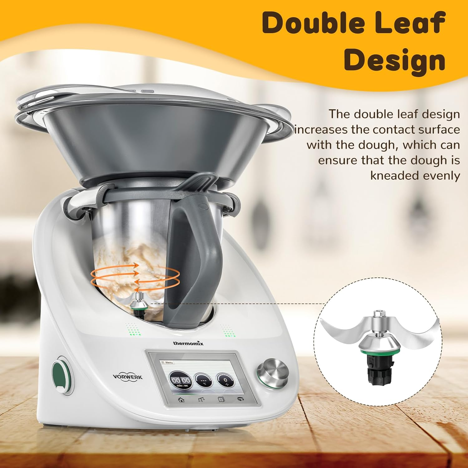 Ein weißes Küchengerät von Thermomix auf einer Holzoberfläche. Es hat eine Schüssel mit Teig und eine Klinge. Text lautet 'Double Leaf Design'.