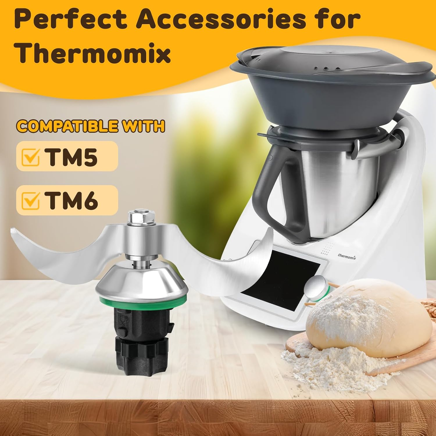 Ein Thermomix mit Zubehör. Eine Klinge, Teig und Text, der die Kompatibilität mit TM5 und TM6 anzeigt.
