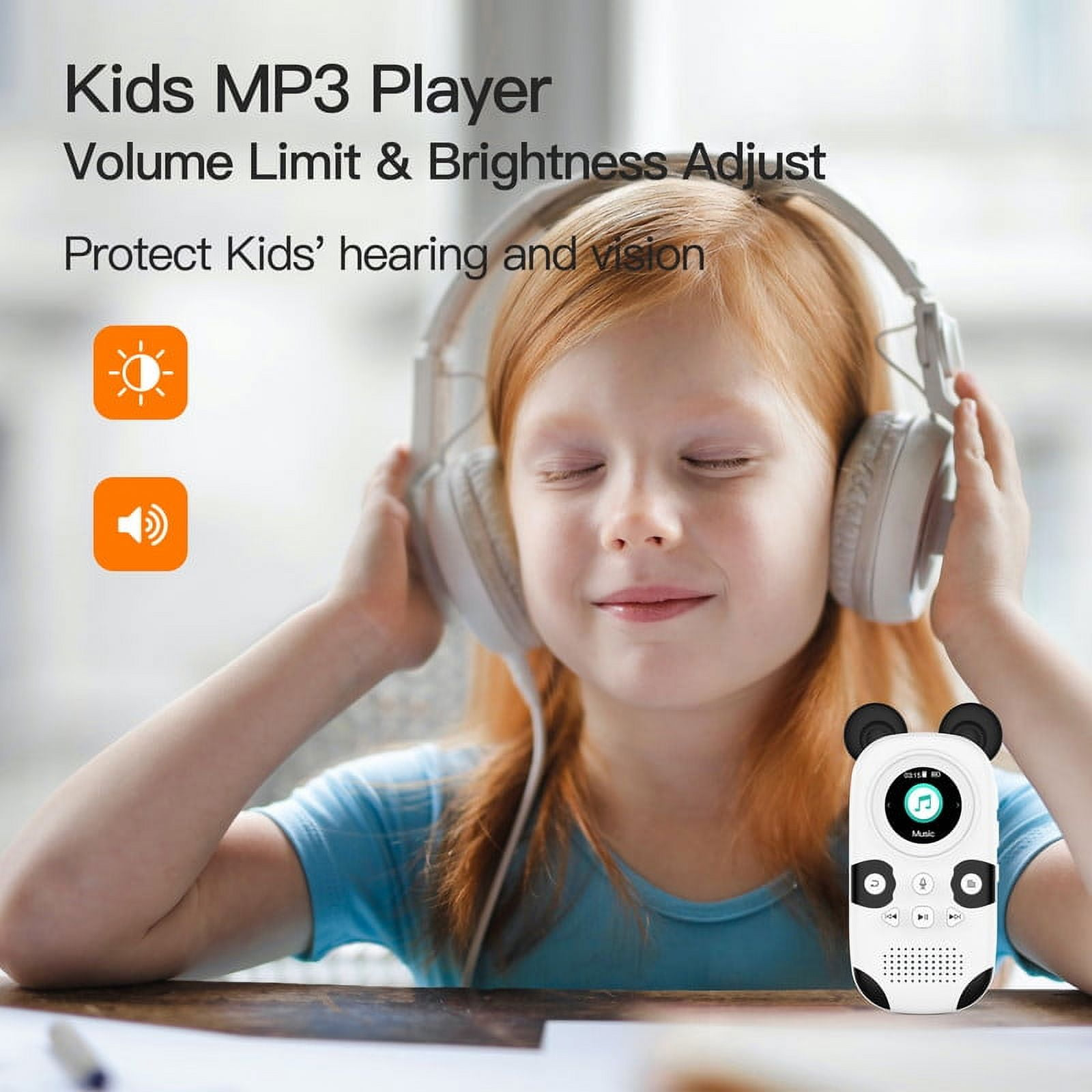 Ein Mädchen mit roten Haaren, das Kopfhörer trägt und einen MP3-Player in Pandaform hält.