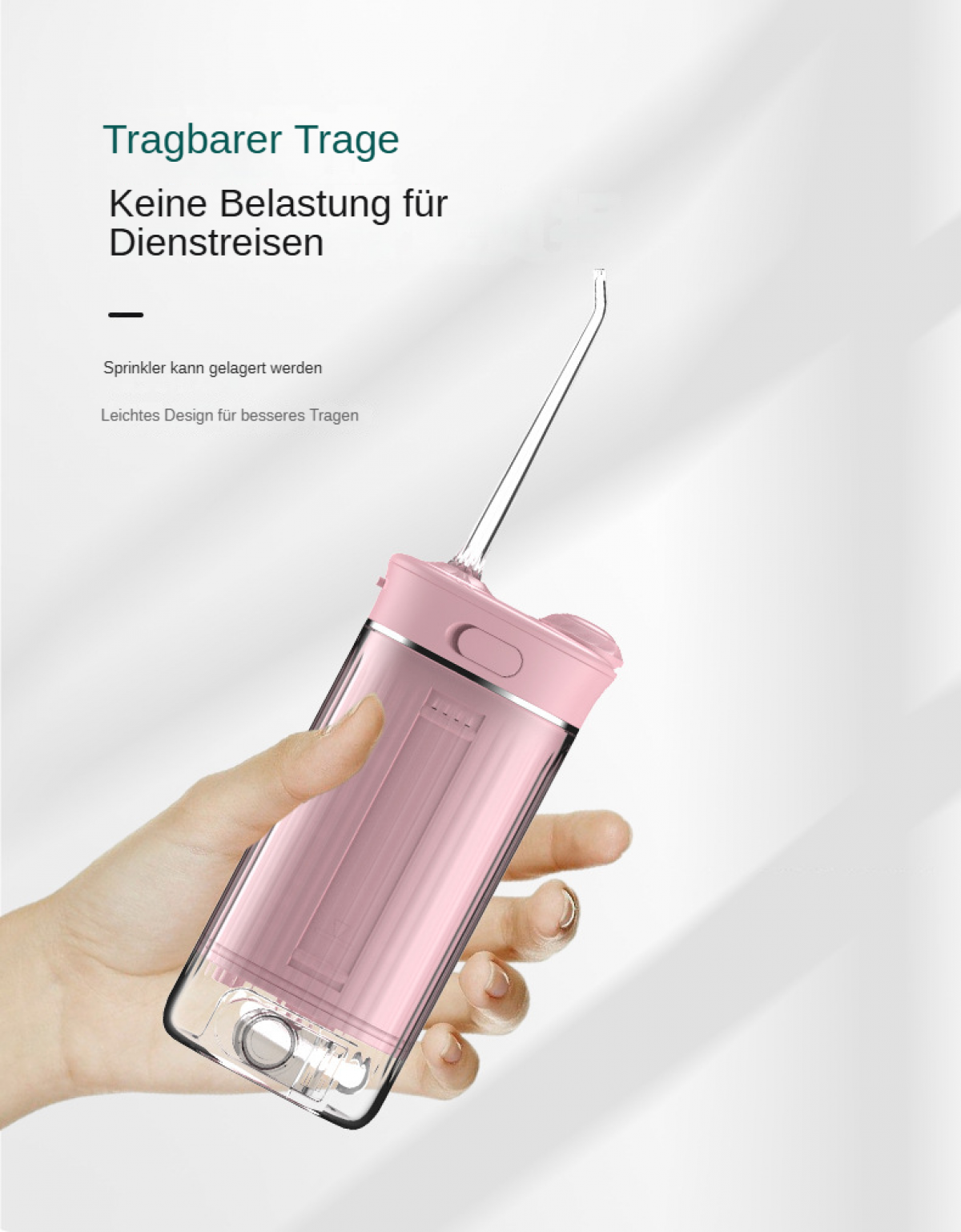 Eine Hand hält einen rosa-klaren Munddusche. Es hat eine lange, klare Düse und ist vor einem weißen Hintergrund.