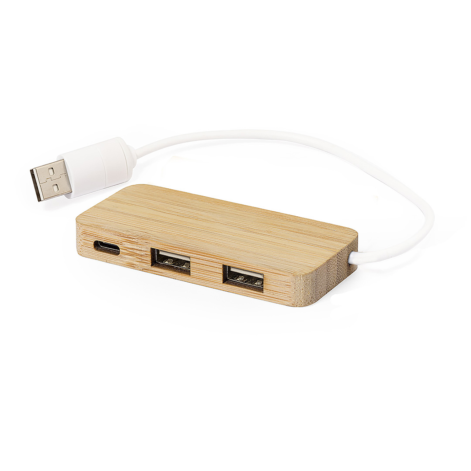 Un hub USB in legno con due porte USB e una porta USB-C, collegato a un cavo e a una spina USB bianchi.