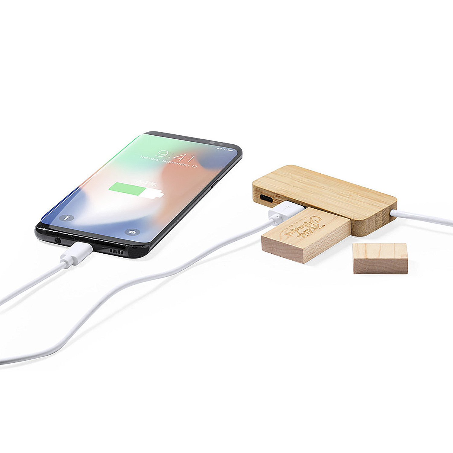 Un telefono si sta caricando con un caricatore in legno. Il telefono è a sinistra, collegato a una stazione di ricarica in legno a destra.