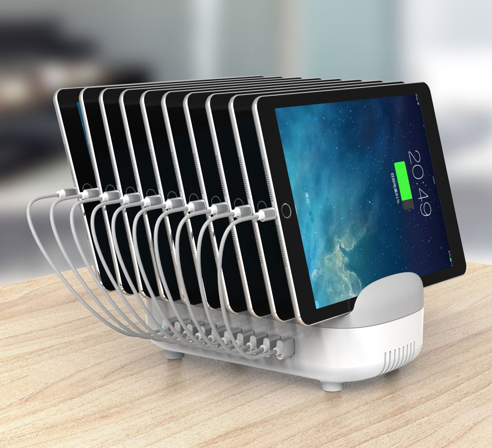 Eine weiße Ladestation hält zehn iPads. Jedes lädt. Der Bildschirm eines zeigt einen Sternenhimmel und die Uhrzeit.