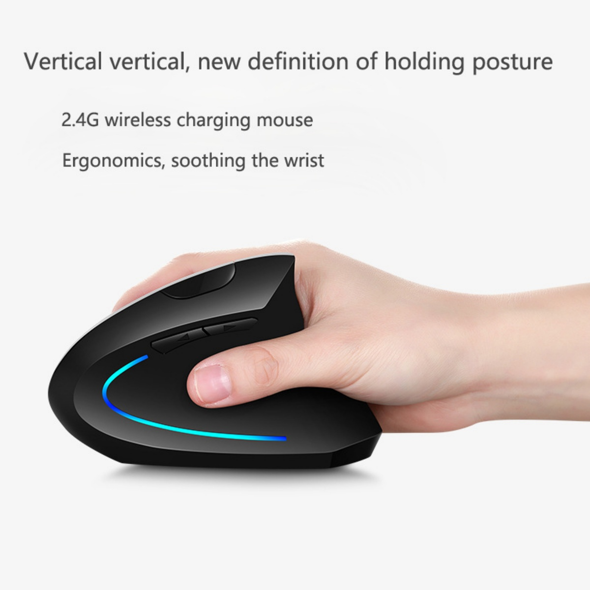 Eine Hand hält eine schwarze ergonomische Maus. Die Maus hat ein blaues Licht und einige Tasten. Text im Hintergrund beschreibt die Maus.