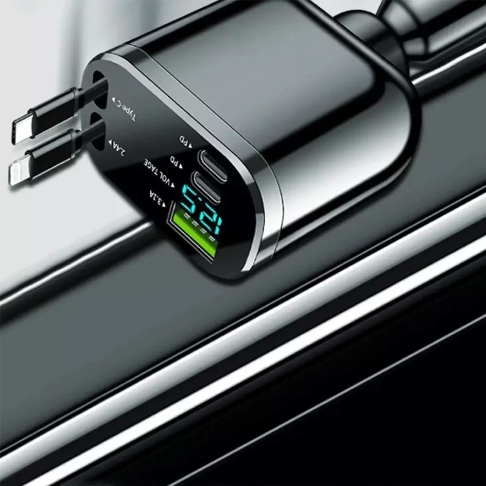 Ein schwarzes Autoladegerät mit mehreren Anschlüssen, Digitalanzeige für Spannung und Ladekabel.
