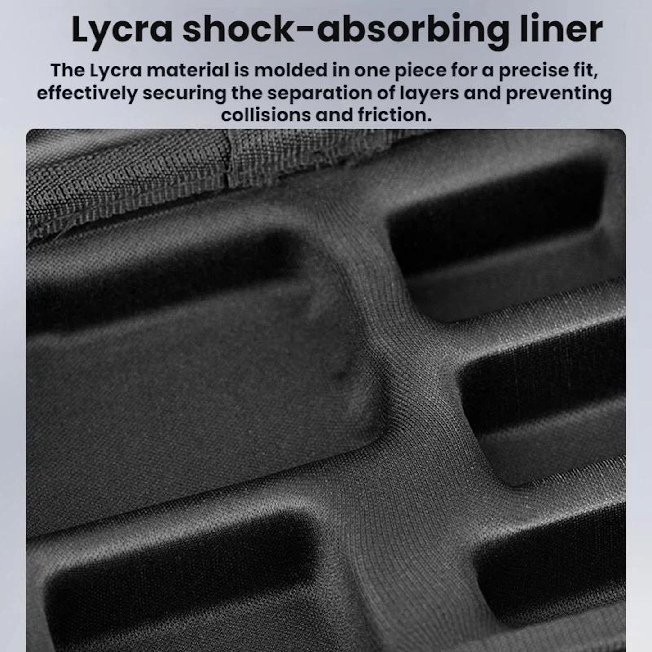 Nahaufnahme eines schwarzen, geformten Liners. Er hat Fächer und besteht aus Lycra-Material, das Stöße absorbieren soll.