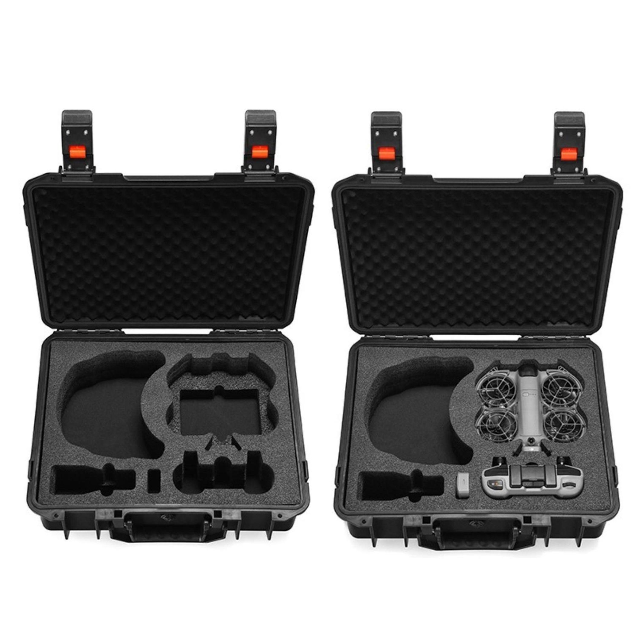Zwei offene schwarze Koffer mit orangefarbenen Verschlüssen. Einer hat Drohnenfächer. Der andere enthält Drohne und Controller.