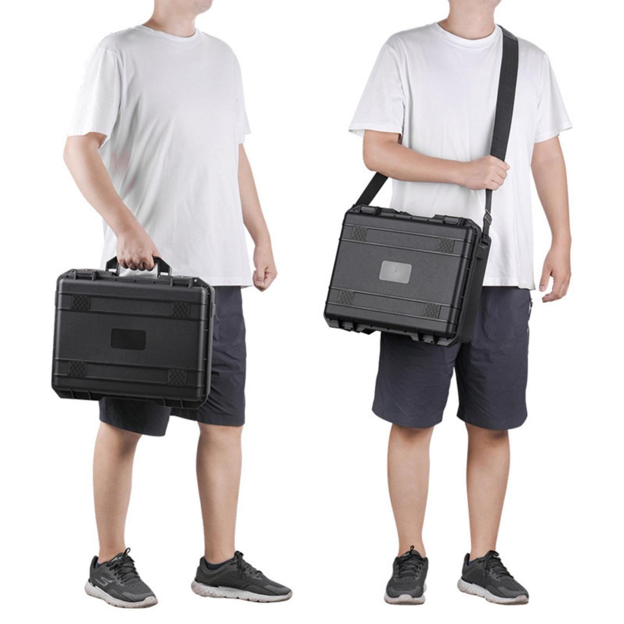 Zwei Männer in weißen Hemden und Shorts halten schwarze Aktenkoffer. Einer trägt ihn am Griff, der andere mit einem Riemen.