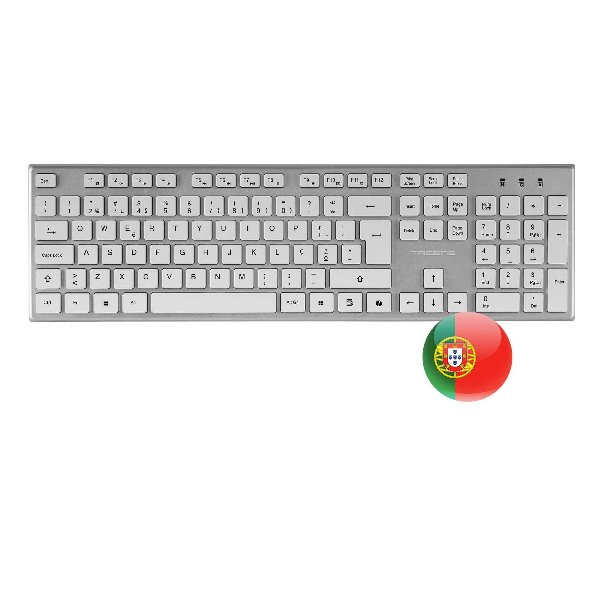 Una tastiera per computer argentata con tasti bianchi. In basso a destra un adesivo rotondo con la bandiera del Portogallo.