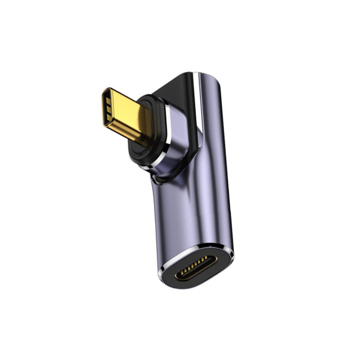 Metalowy, kątowy adapter USB-C. Ma złoty koniec USB-C i srebrny korpus. Adapter znajduje się na białym tle.