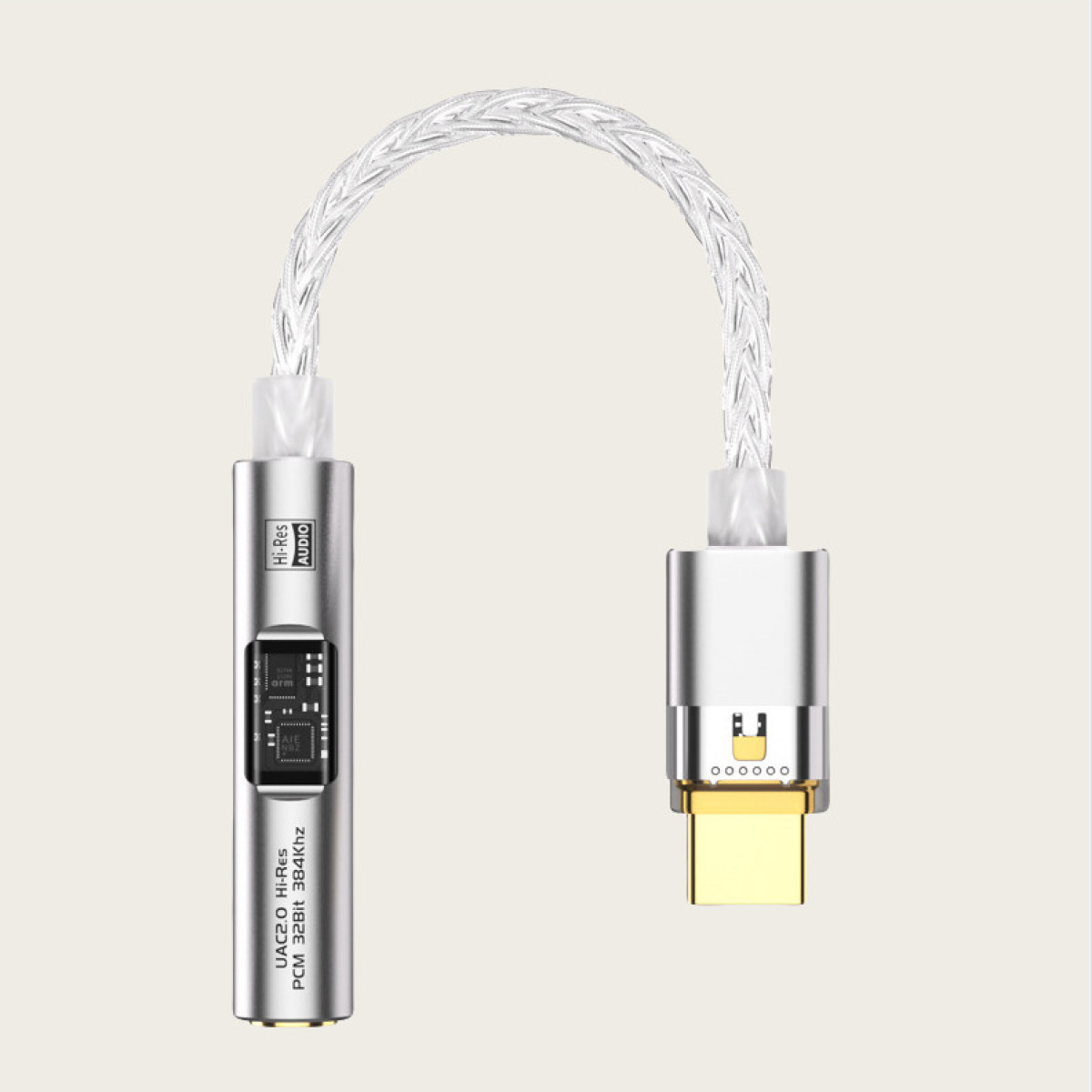 Srebrny adapter audio z plecionym kablem. Jeden koniec ma prostokątny ekran z tekstem, drugi pozłacane złącze.