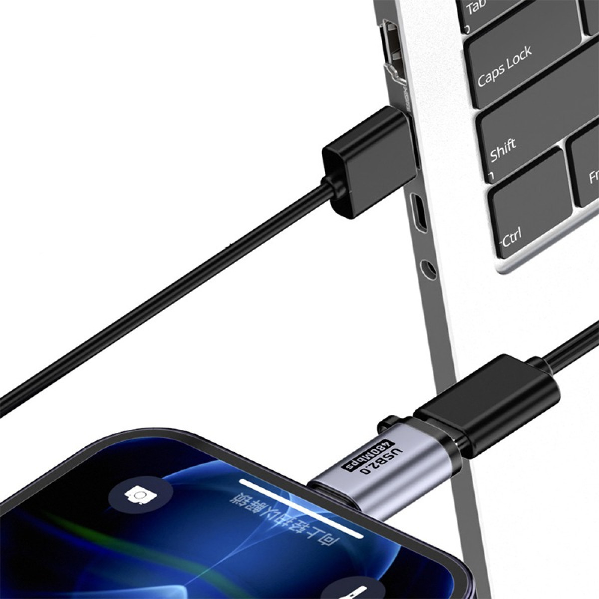 Un telefono e un laptop sono collegati con un cavo USB. Lo schermo del telefono è visibile e la tastiera del laptop è a destra.