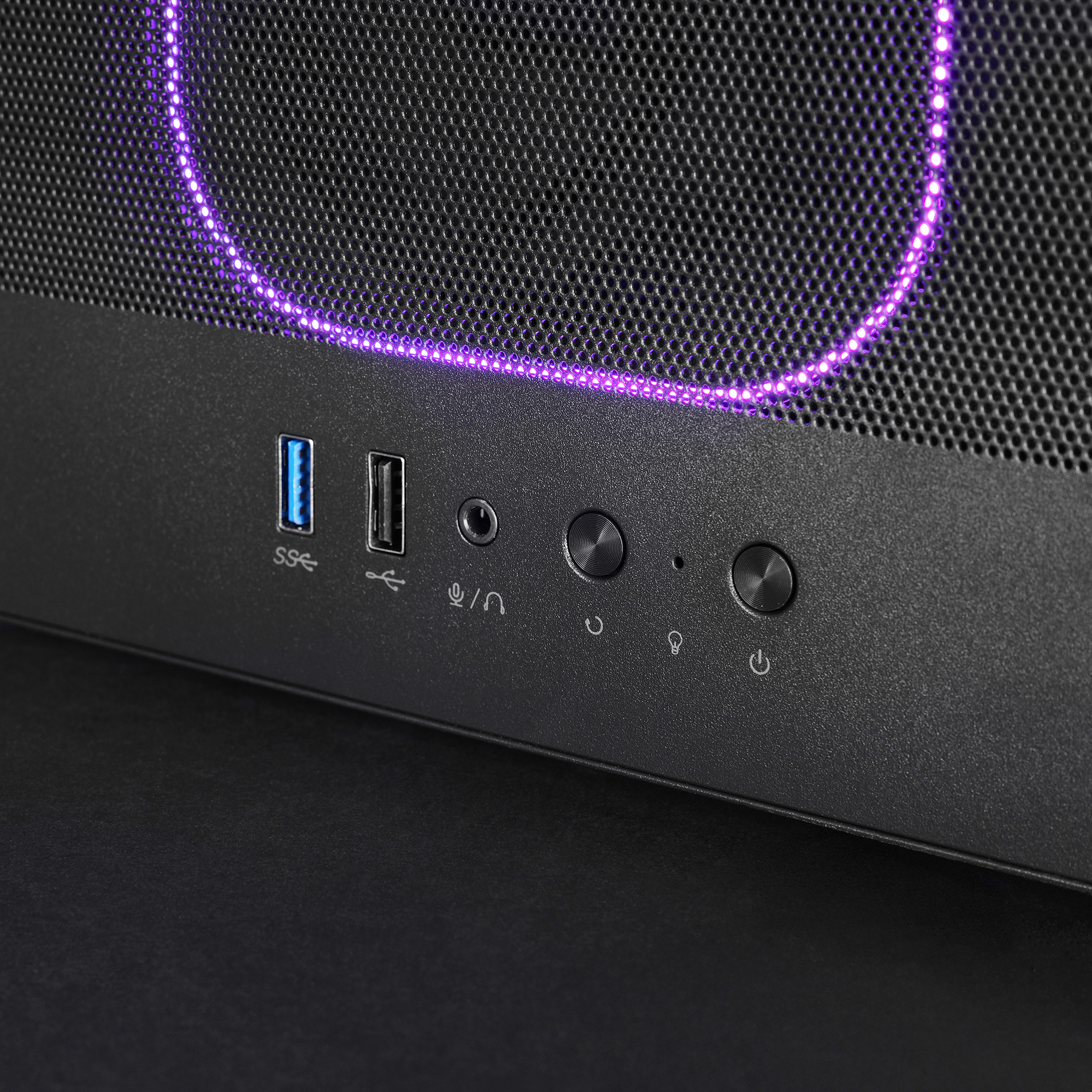 Zbliżenie na przód czarnej obudowy komputera. Widoczne fioletowe światła i porty USB.