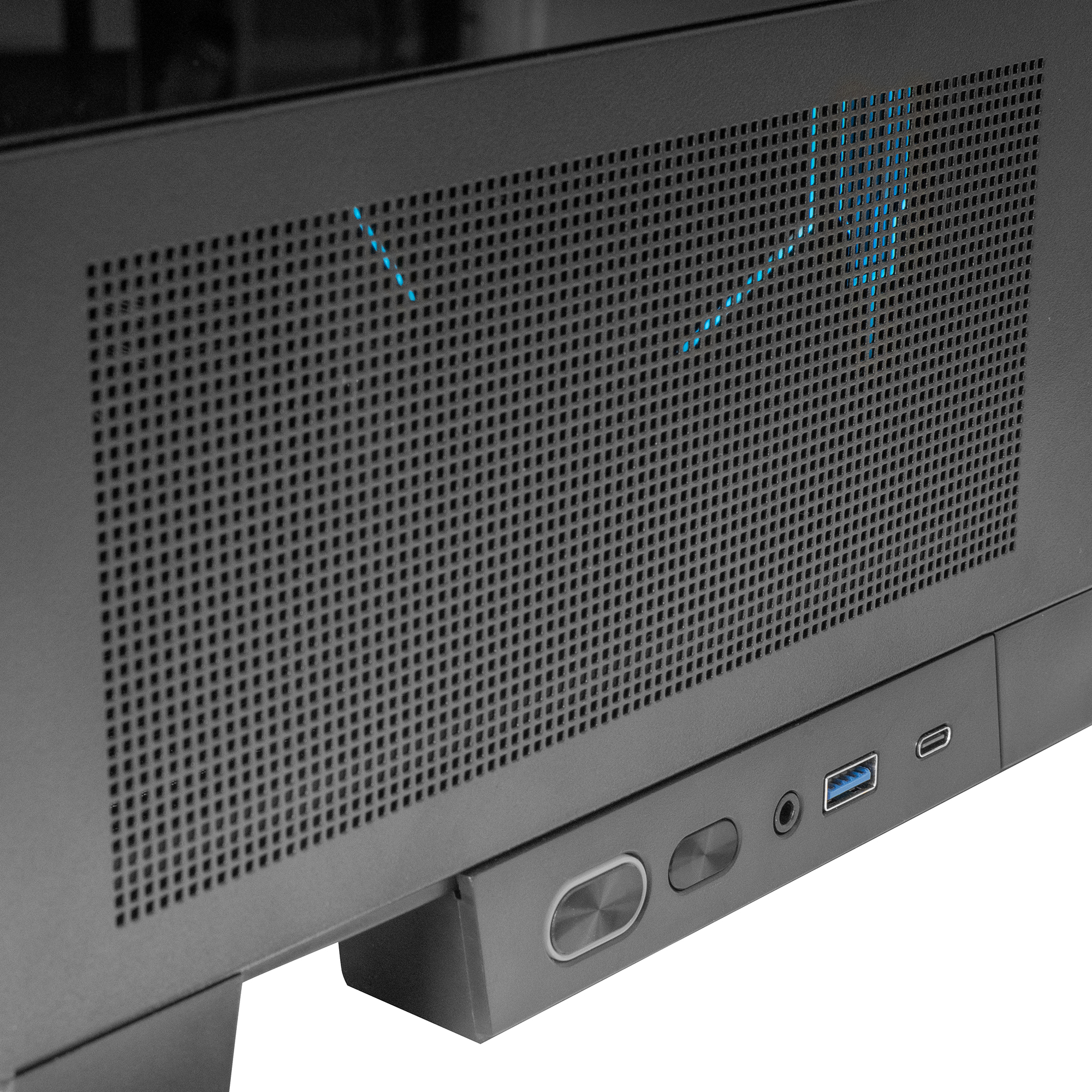 Primo piano di un case di computer con pannello laterale perforato. Luce LED blu visibile. Porte USB e audio visibili.