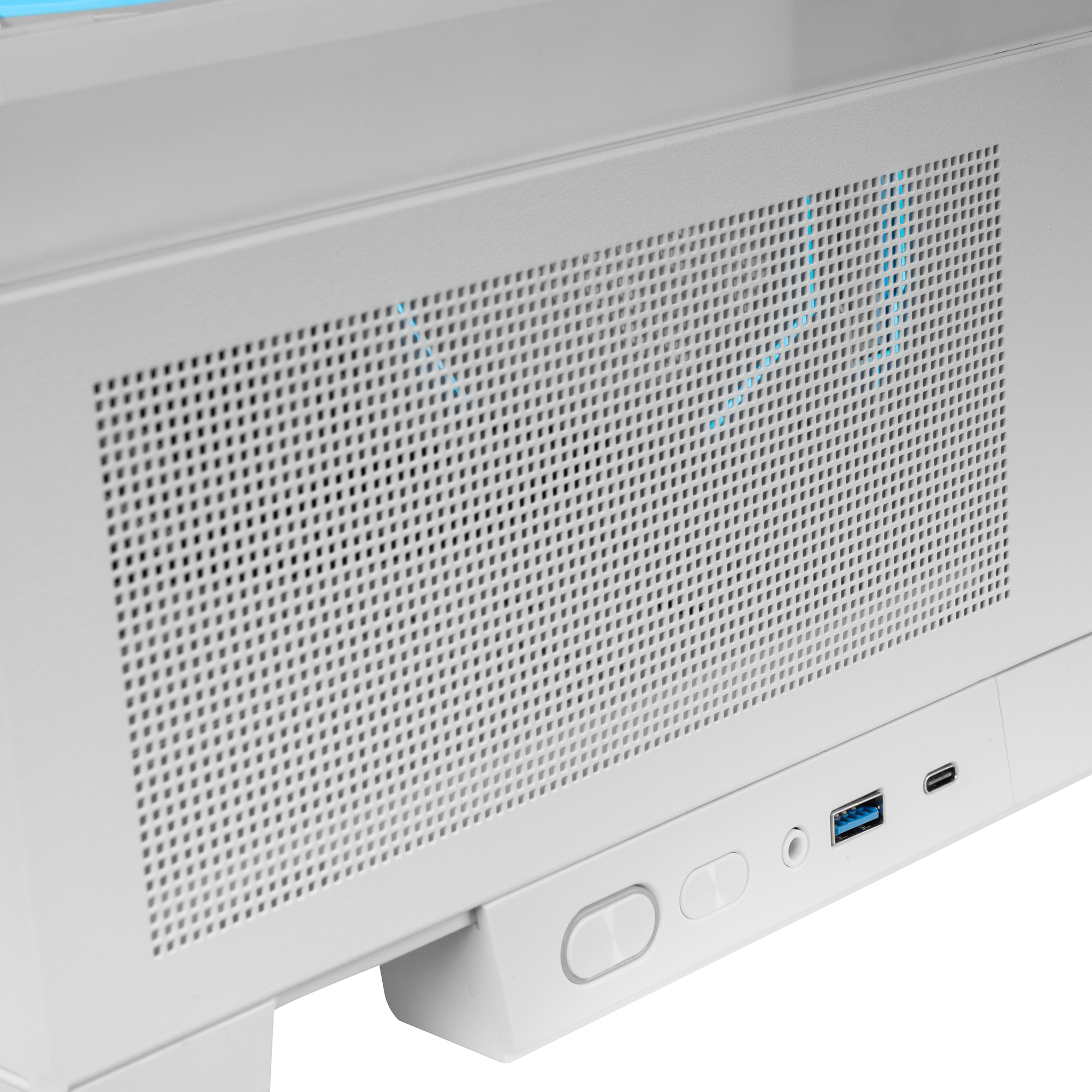 Un case per computer bianco con pannello laterale perforato, che mostra porte e pulsanti. Luce blu visibile attraverso le perforazioni.