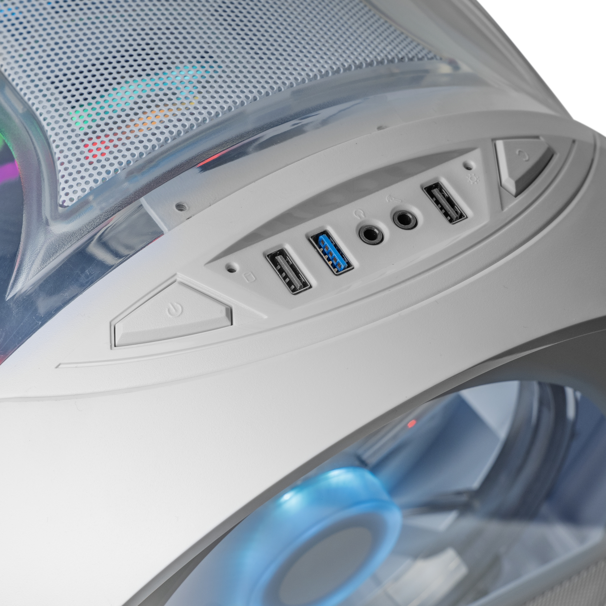 Primo piano di un case per computer bianco con porte USB, pulsante di accensione e parte superiore in rete, con luce blu all'interno.