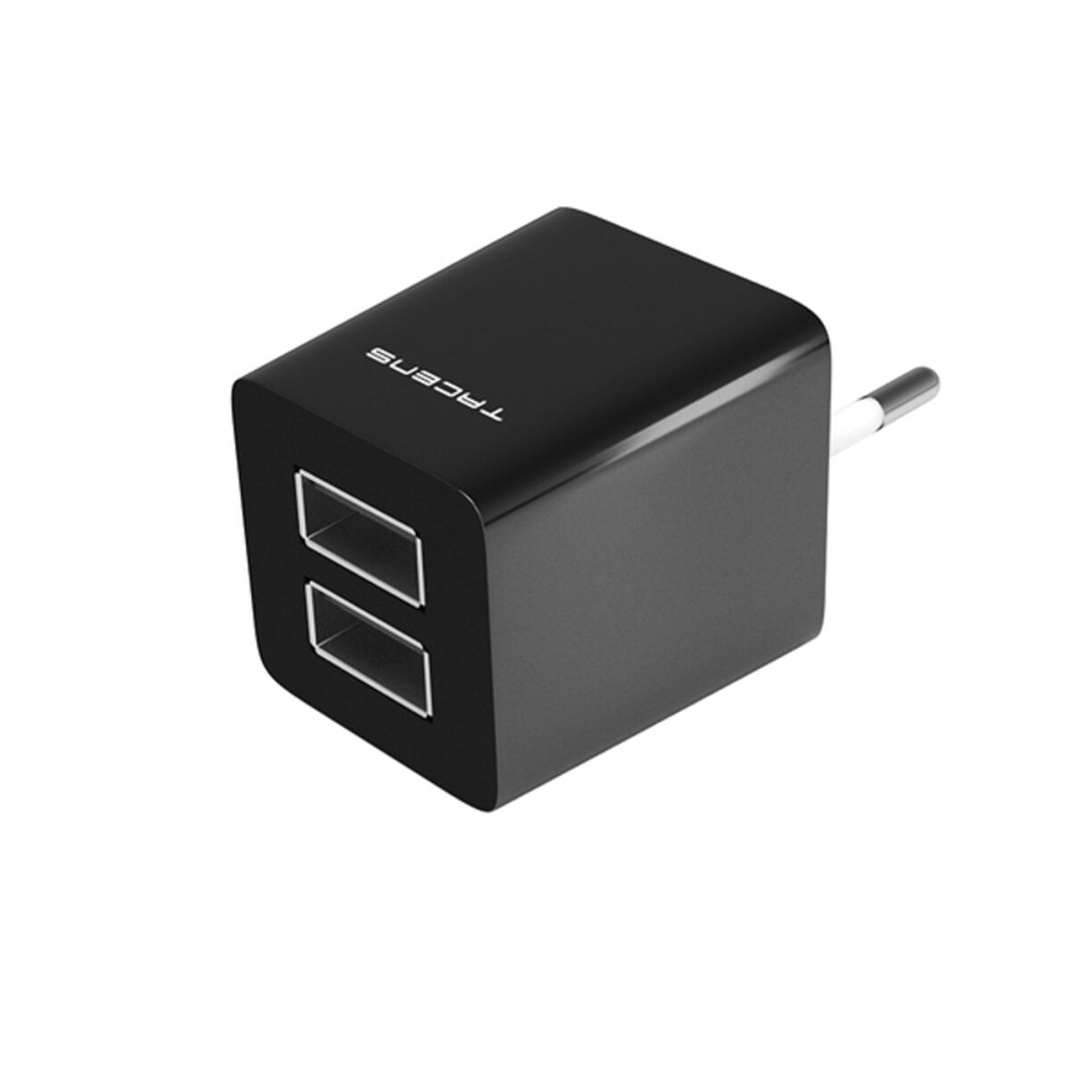 Un cargador USB TRACENS negro con dos puertos. Tiene un enchufe y está aislado sobre un fondo blanco.