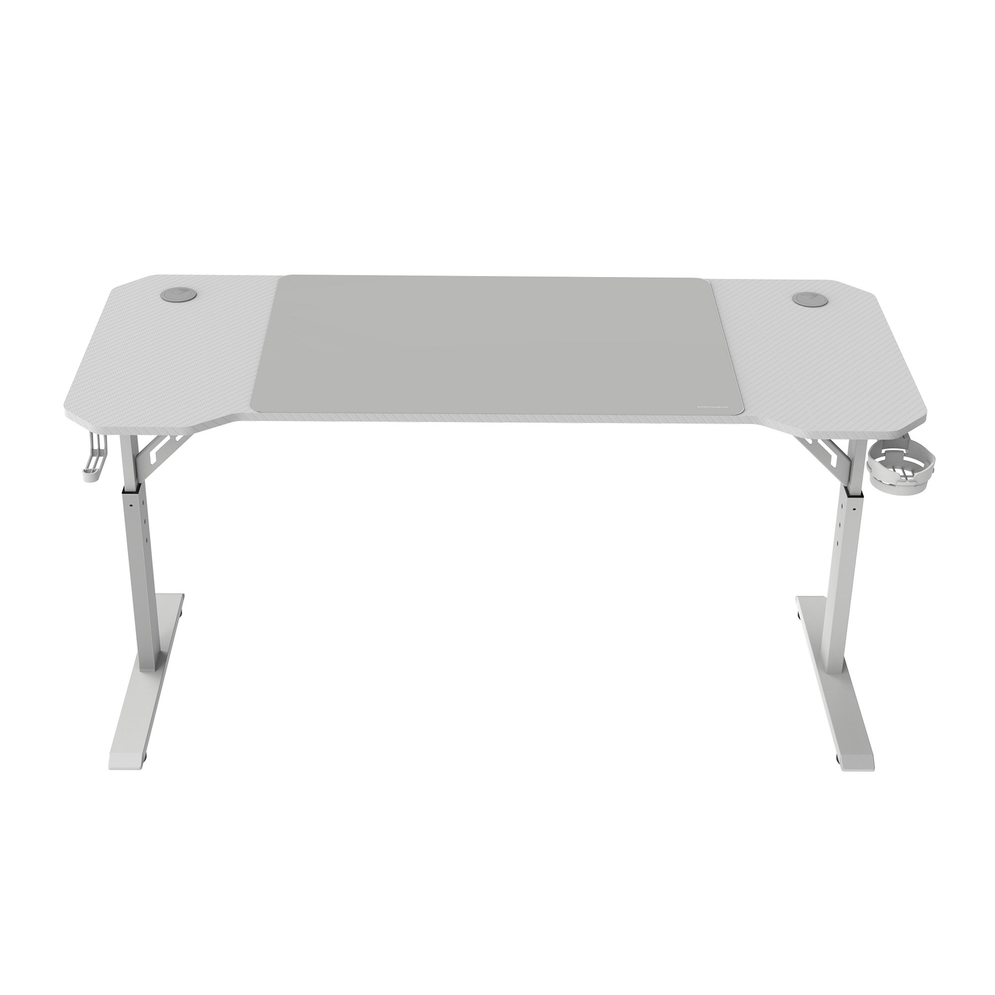 Un escritorio de juegos blanco con una alfombrilla de ratón gris. Tiene un portavasos y orificios para cables. Aislado en blanco.