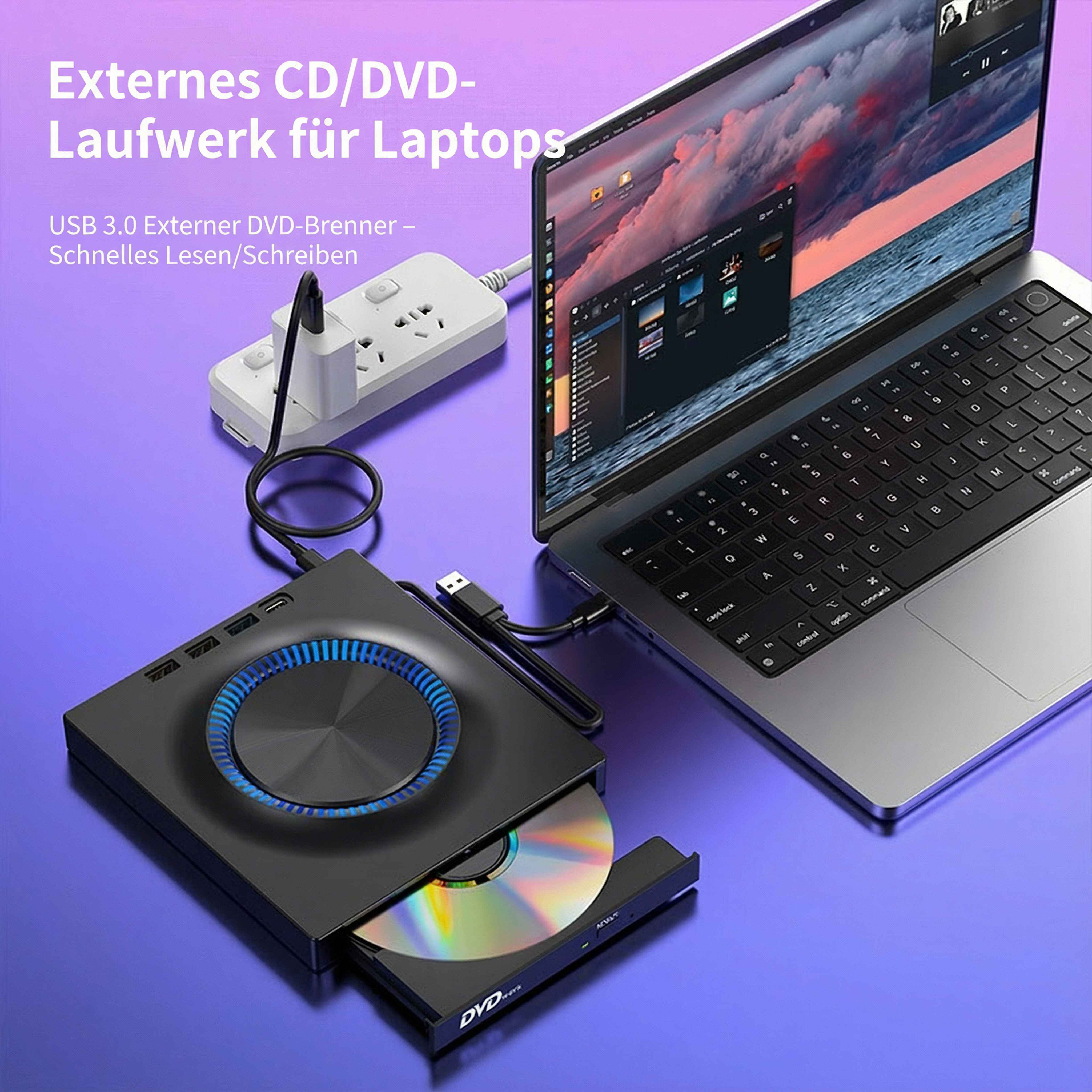 Ein Laptop, verbunden mit einem schwarzen externen CD/DVD-Laufwerk, mit eingelegter Disc. Eine Steckdosenleiste ist sichtbar.