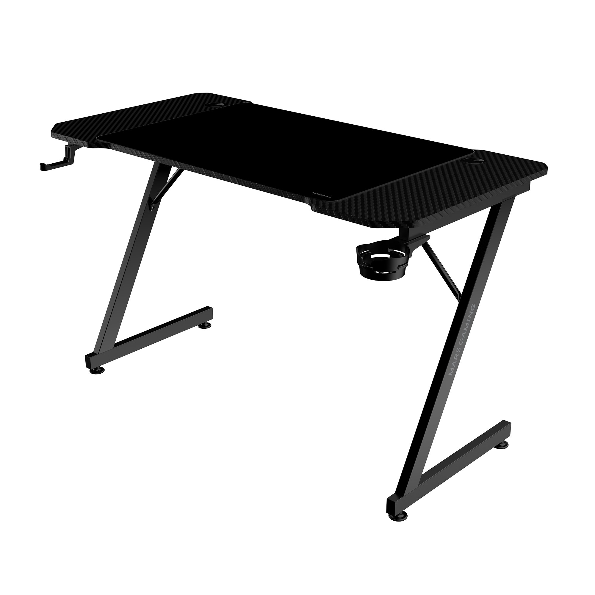 Un escritorio de juegos negro con textura de fibra de carbono, patas en forma de Z, portavasos y gancho para auriculares, aislado en blanco.