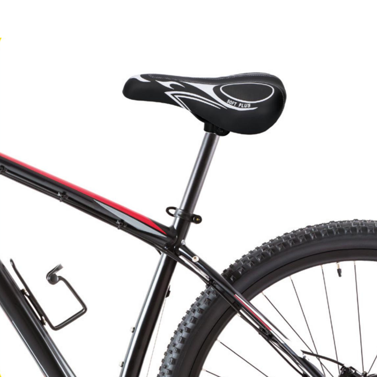 Een close-up van een zwarte en rode mountainbike, met focus op het zadel en de achterband. Op het zadel staat "SOFT PLUS".