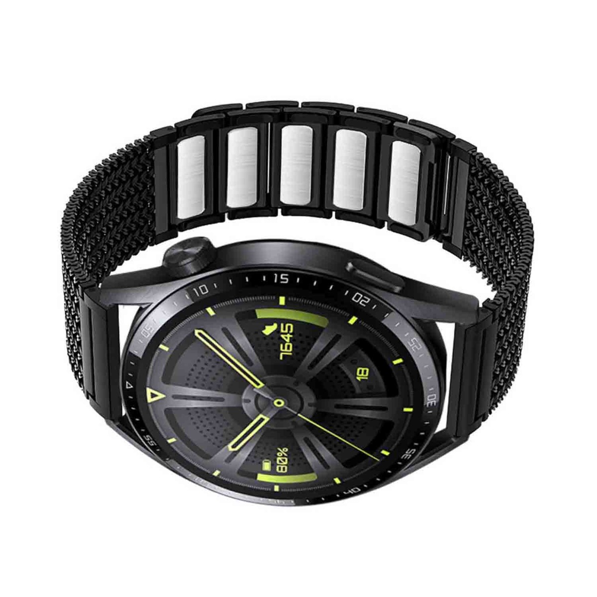 Schwarze Smartwatch mit schwarzem Mesh-Armband und weißen Gliedern. Das Zifferblatt zeigt Zeit und Akkuladestand mit gelben Akzenten.