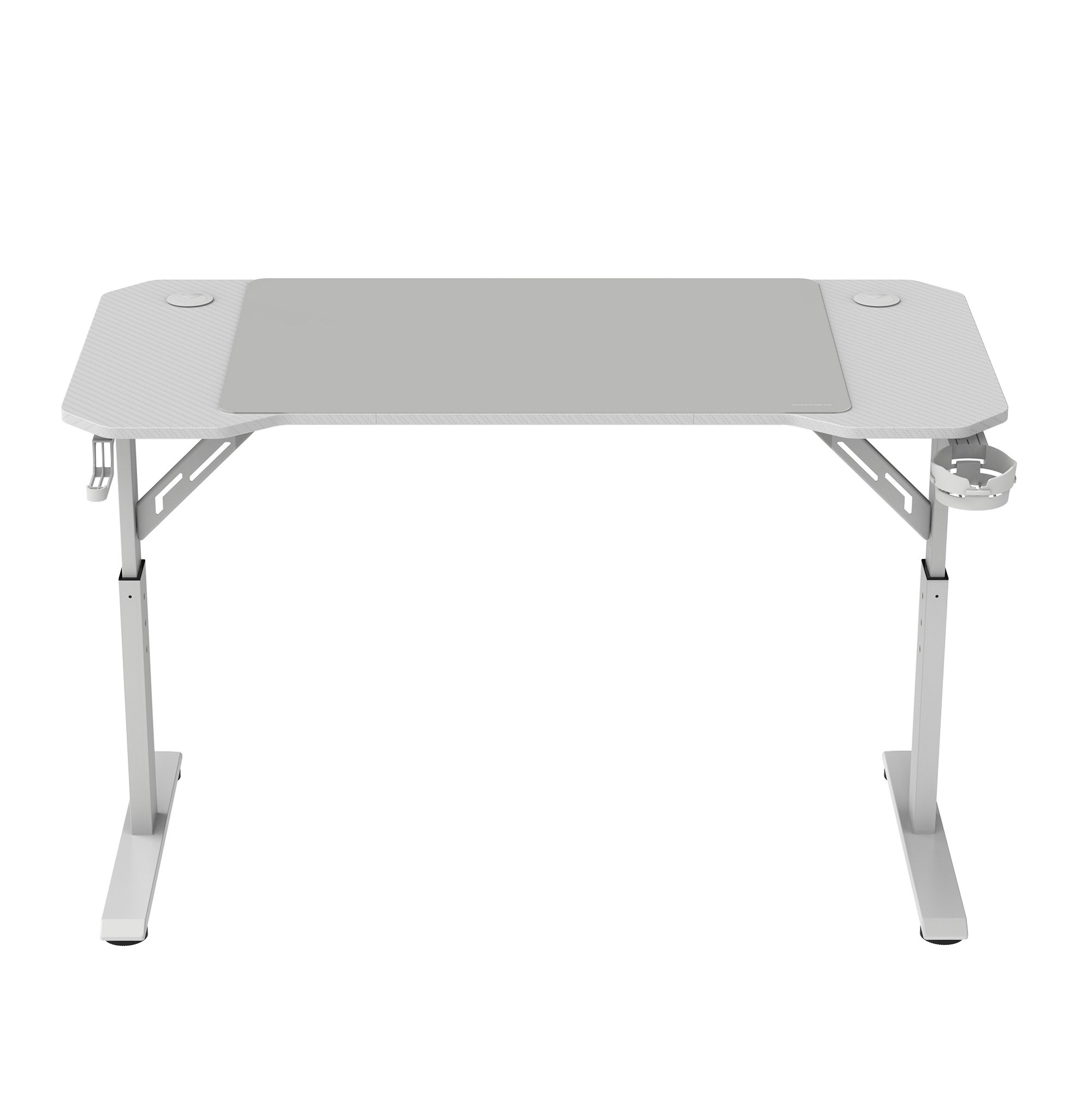 Escritorio gaming blanco con alfombrilla gris, portavasos y patas ajustables. El escritorio está sobre fondo blanco.