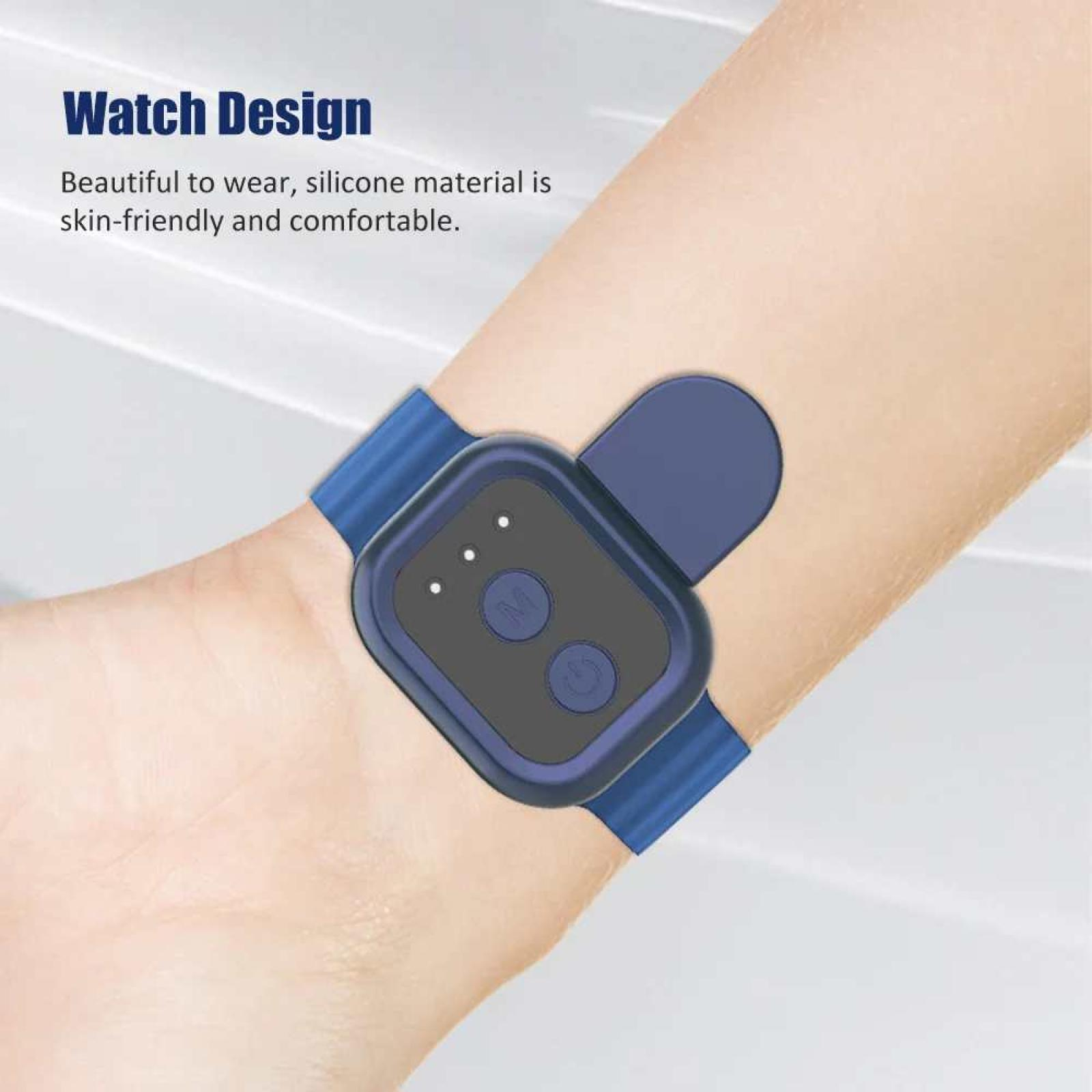Eine blaue Uhr an einem Handgelenk. Die Uhr hat einen dunkelgrauen Bildschirm mit weißen Punkten und Knöpfen. Das Handgelenk ist hellhäutig.
