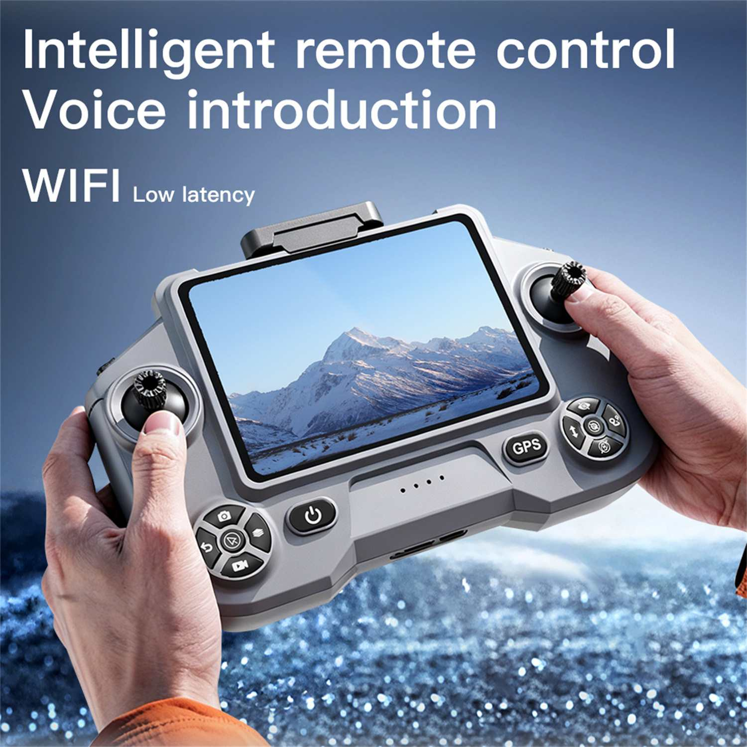 Eine Person hält eine graue Drohnenfernbedienung mit einem Bildschirm, der eine Berglandschaft zeigt. Text: Intelligente Fernbedienung, Spracheinführung, WIFI.
