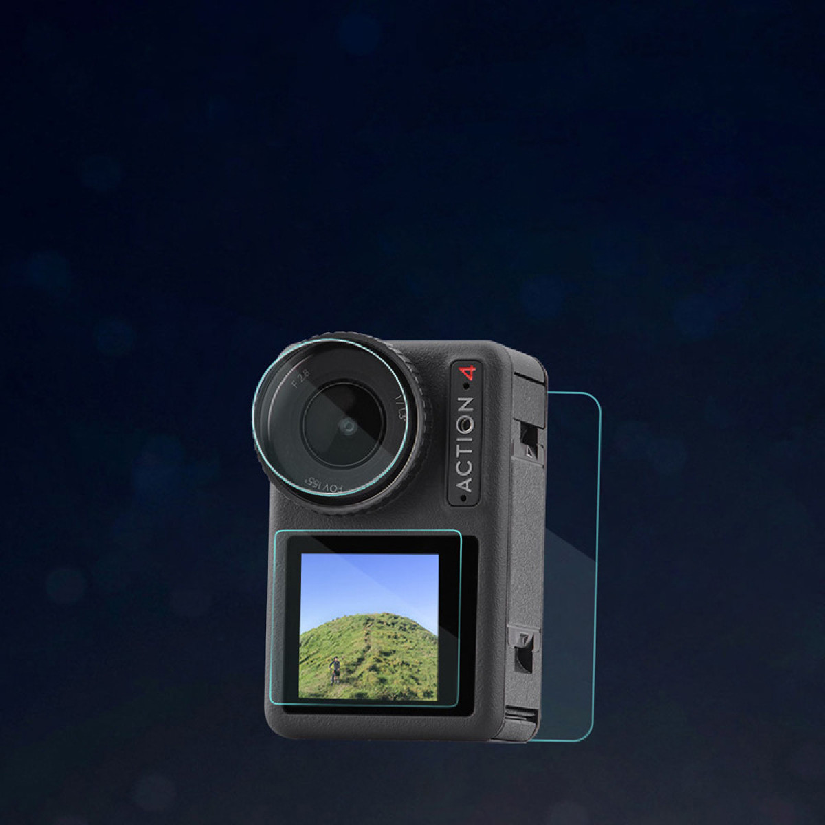 Una action cam nera con obiettivo e schermo che mostra una scena di montagna. Sul lato della fotocamera c'è scritto 'ACTION 4'.