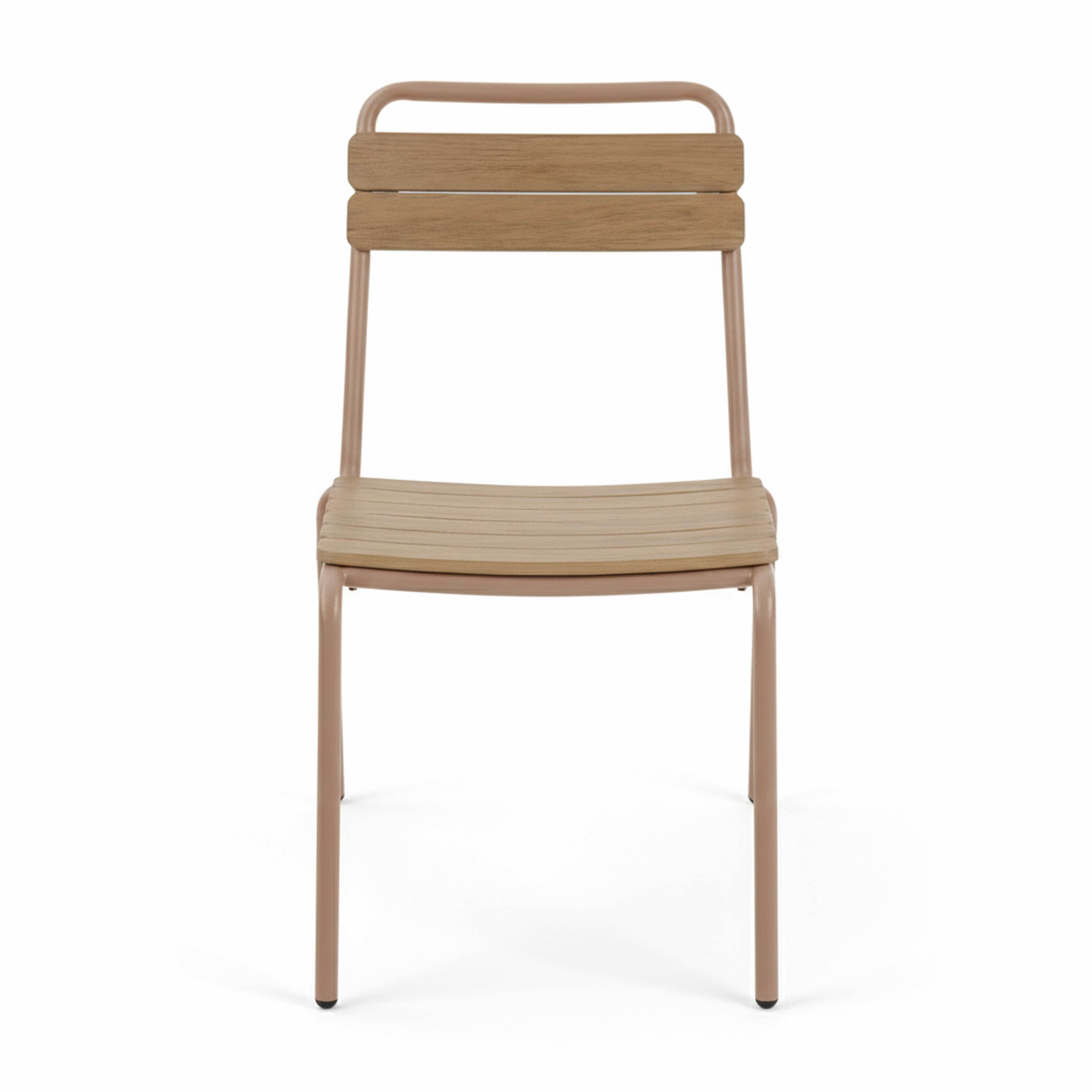 Ein beiger Stuhl mit Holzrücken und -sitz auf weißem Hintergrund.