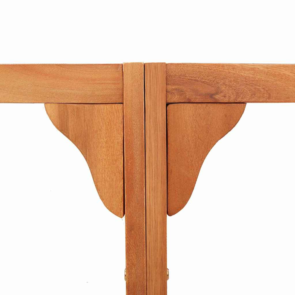 Nahaufnahme einer Holzkonstruktion. Zwei vertikale Stützen treffen auf horizontale Balken. Dekorative geschwungene Halterungen. Helles Holz auf weißem Hintergrund.