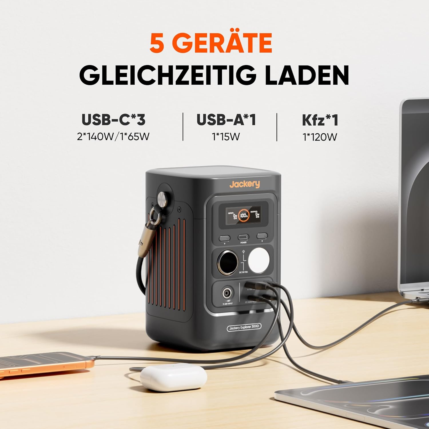 Eine Jackery Explorer 3000 Ladestation mit mehreren angeschlossenen Geräten. Text besagt, dass sie 5 Geräte gleichzeitig laden kann.