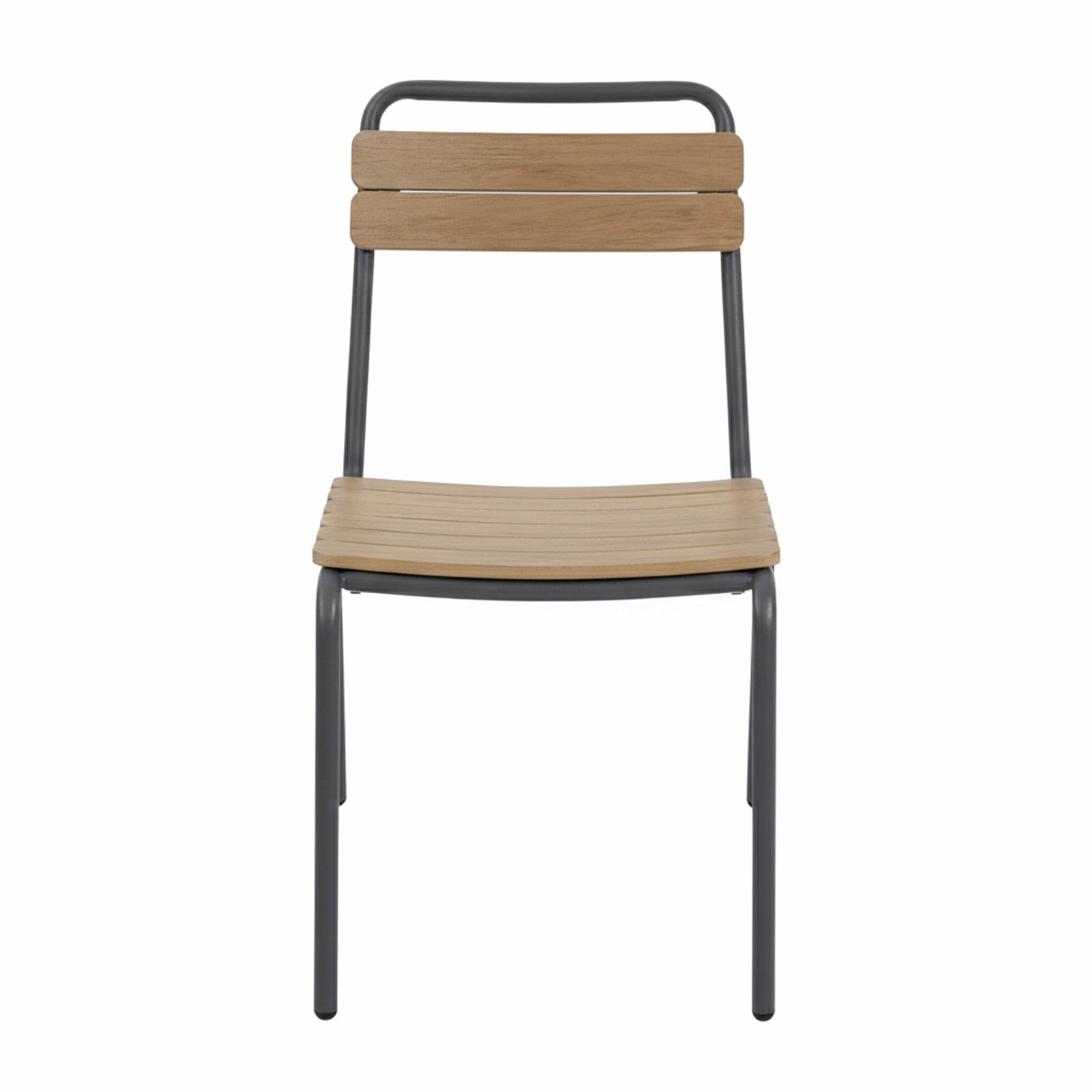 Ein Stuhl mit Sitzfläche und Rückenlehne aus Holz. Er hat ein Metallgestell und steht vor weißem Hintergrund.